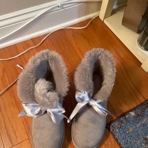 UGG Women's Slippers with Gray Fur and Ribbon